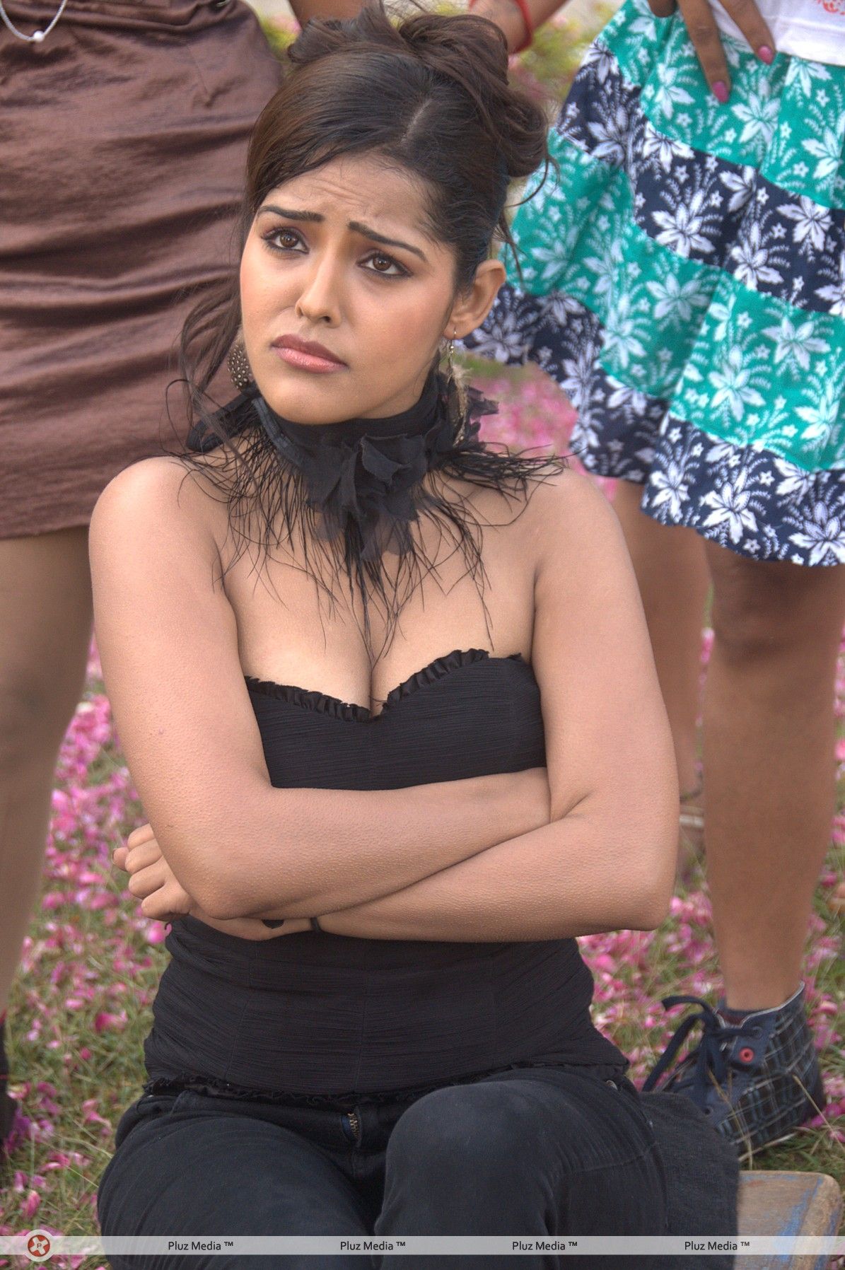 Priyanka Chhabra in Athadu Aame O Scooter Movie Latest Stills | Picture 345061