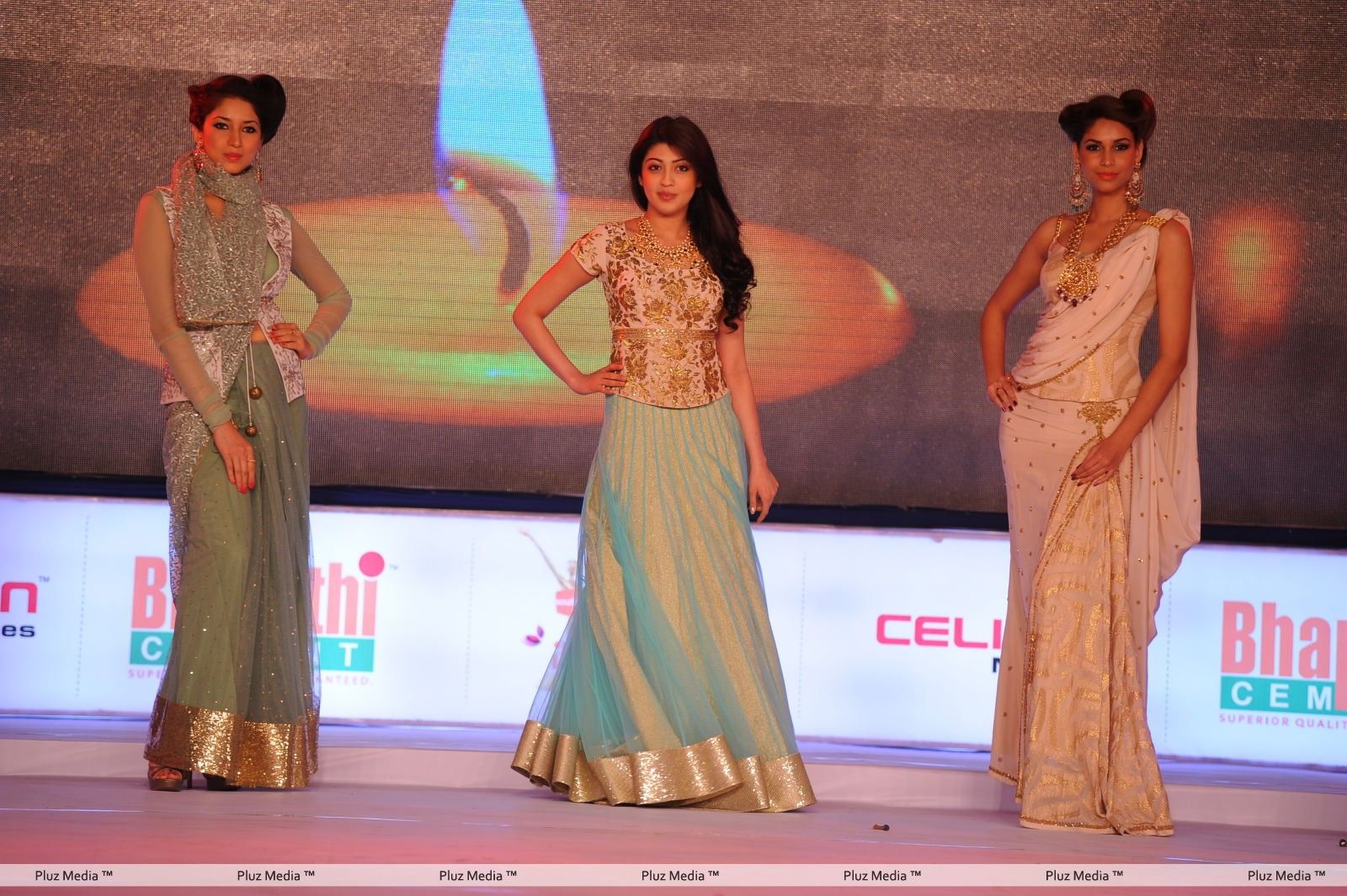 Pranitha - Heroines Ramp Walk at South Spin Fashion Awards Stills | Picture 271493