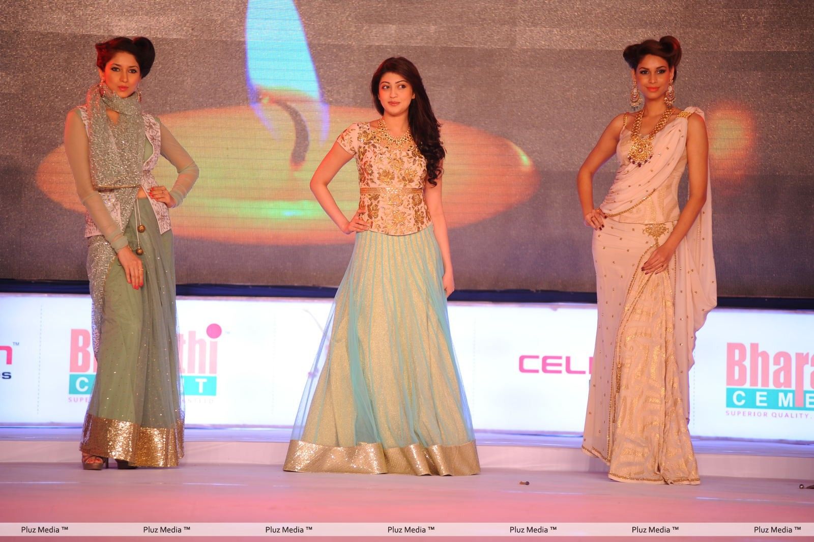 Pranitha - Heroines Ramp Walk at South Spin Fashion Awards Stills | Picture 271556