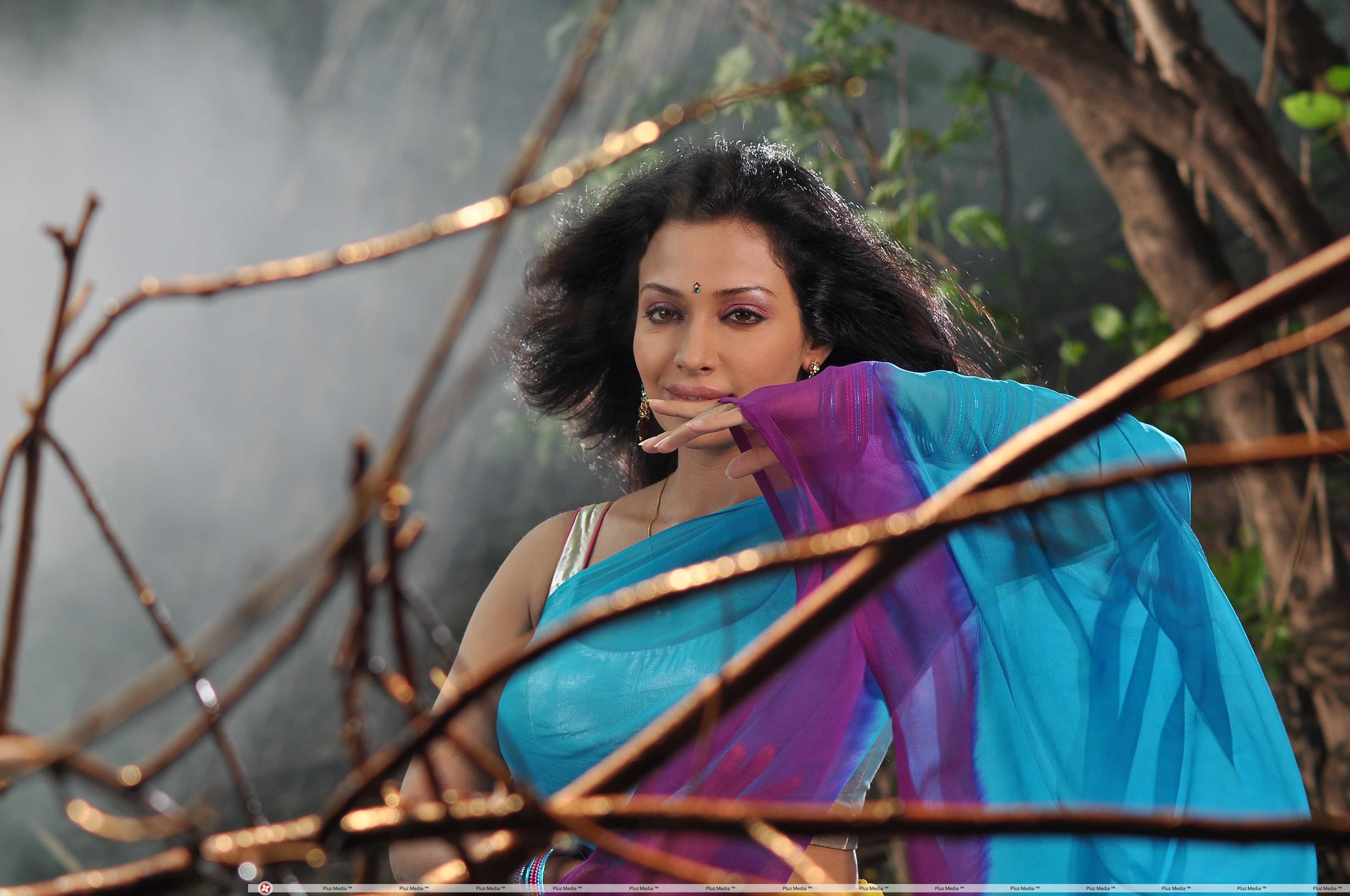 Flora Saini - Akasamlo Sagam Movie Hot Stills | Picture 280123