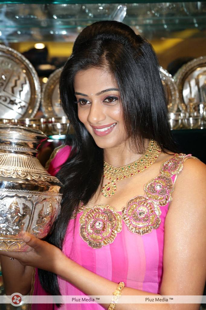 Priyamani - Priyamani Launches Jos Alukkas New Store Pictures | Picture 426505