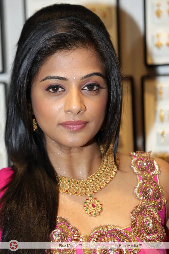 Priyamani - Priyamani Launches Jos Alukkas New Store Pictures | Picture 426508