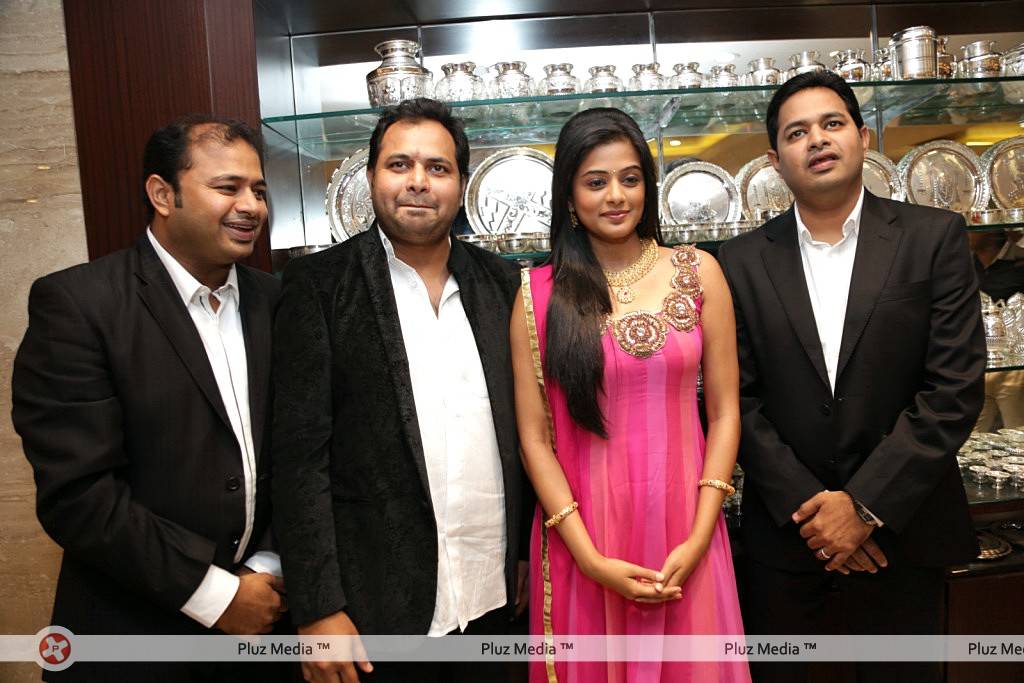 Priyamani - Priyamani Launches Jos Alukkas New Store Pictures | Picture 426511