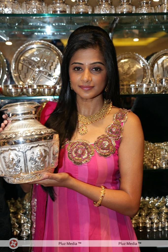 Priyamani - Priyamani Launches Jos Alukkas New Store Pictures | Picture 426534