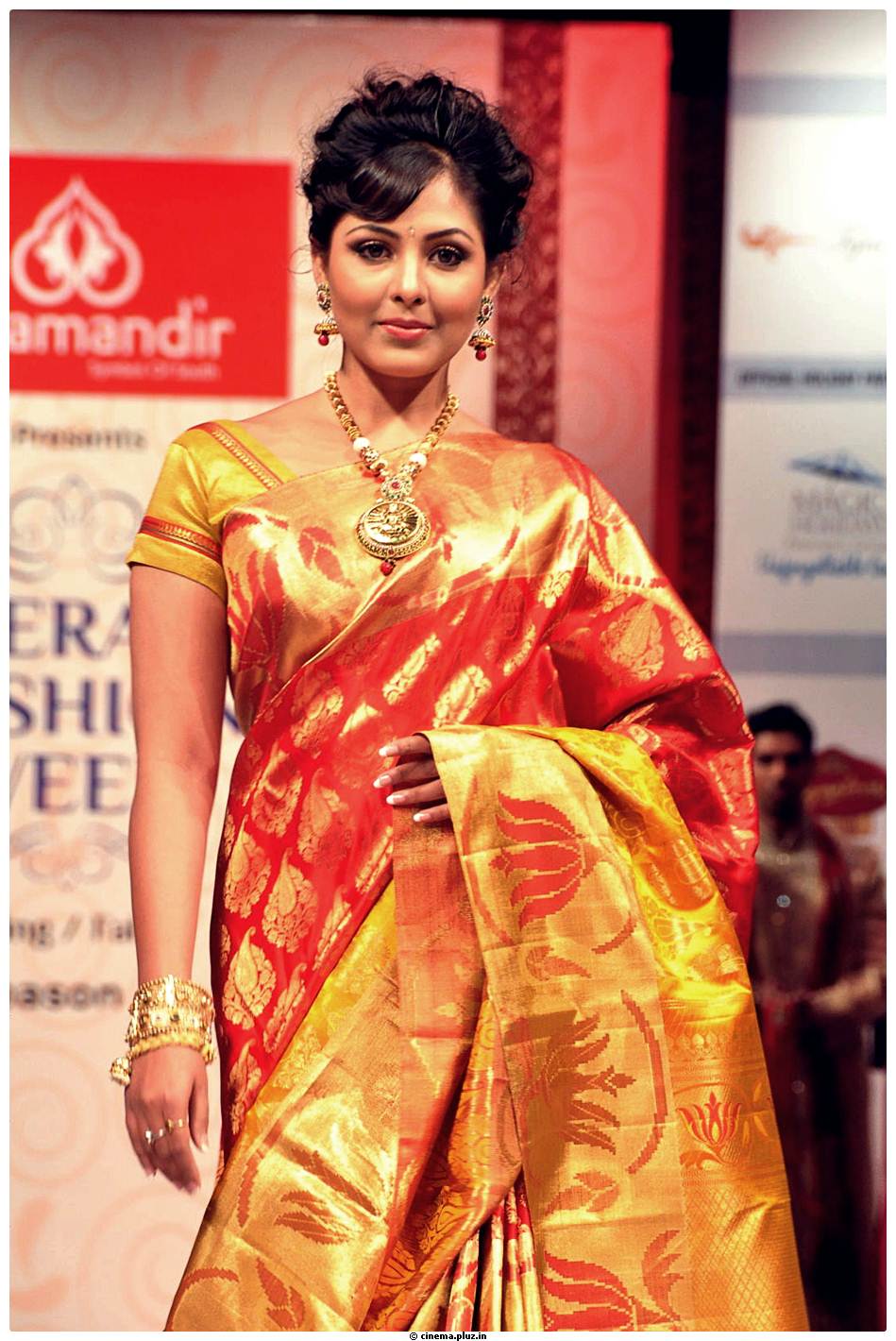 Madhu Shalini Ramp Walk at Hyderabad Fashion Week 2013 Photos | Picture 524250