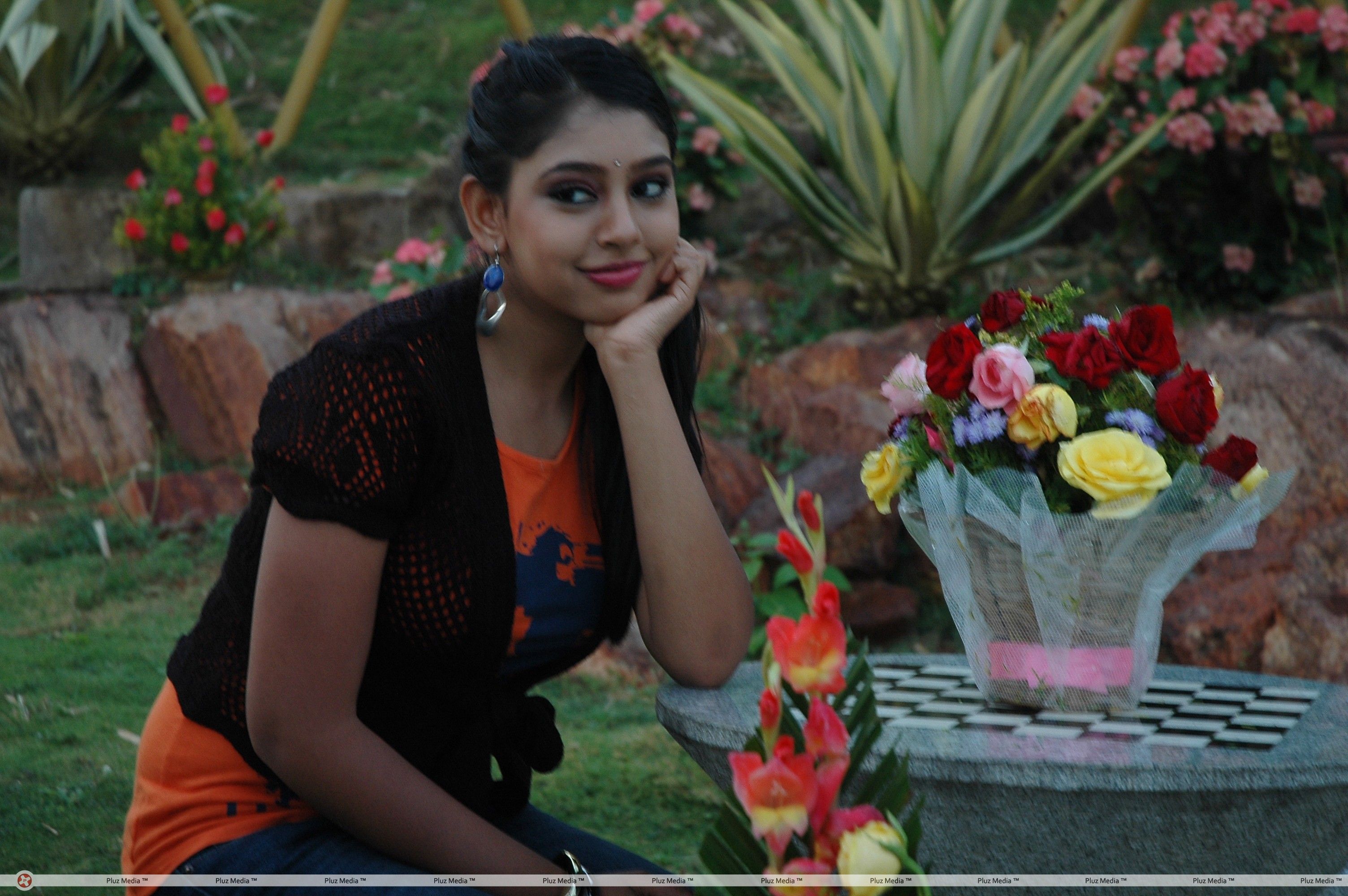 Niti Taylor - Actress Niti Taylor New Stills in Love Dot Com Movie | Picture 380464