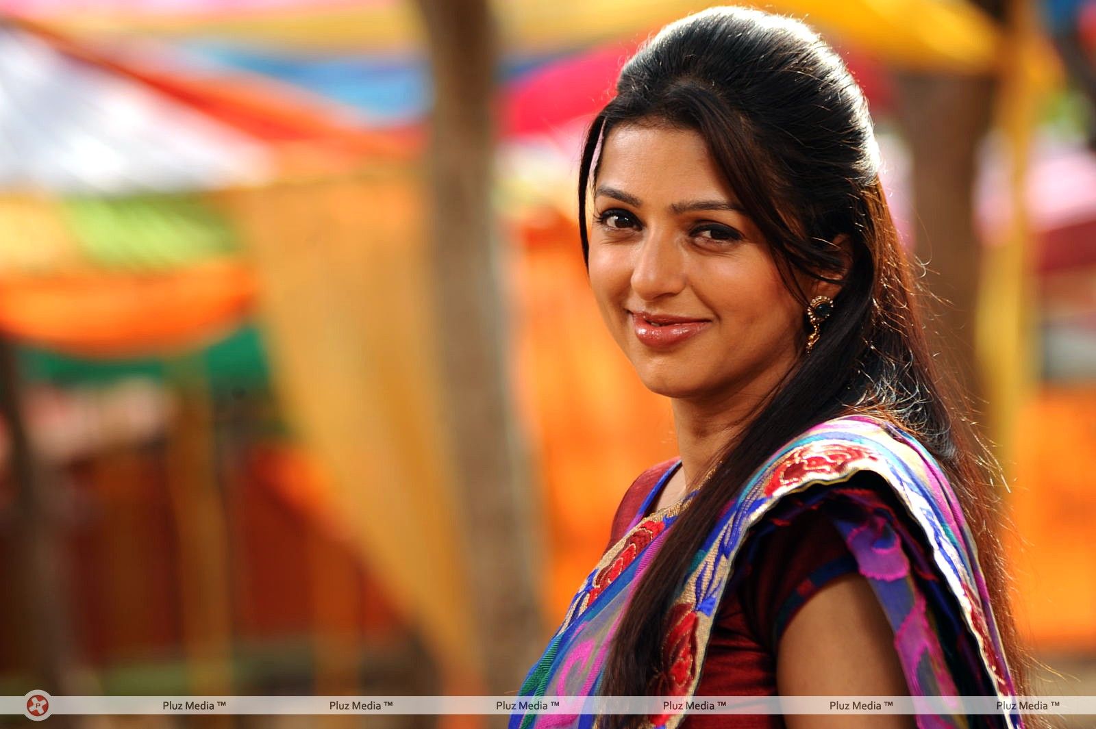 Bhumika Hot Saree Photos in April Fool Movie | Picture 360793