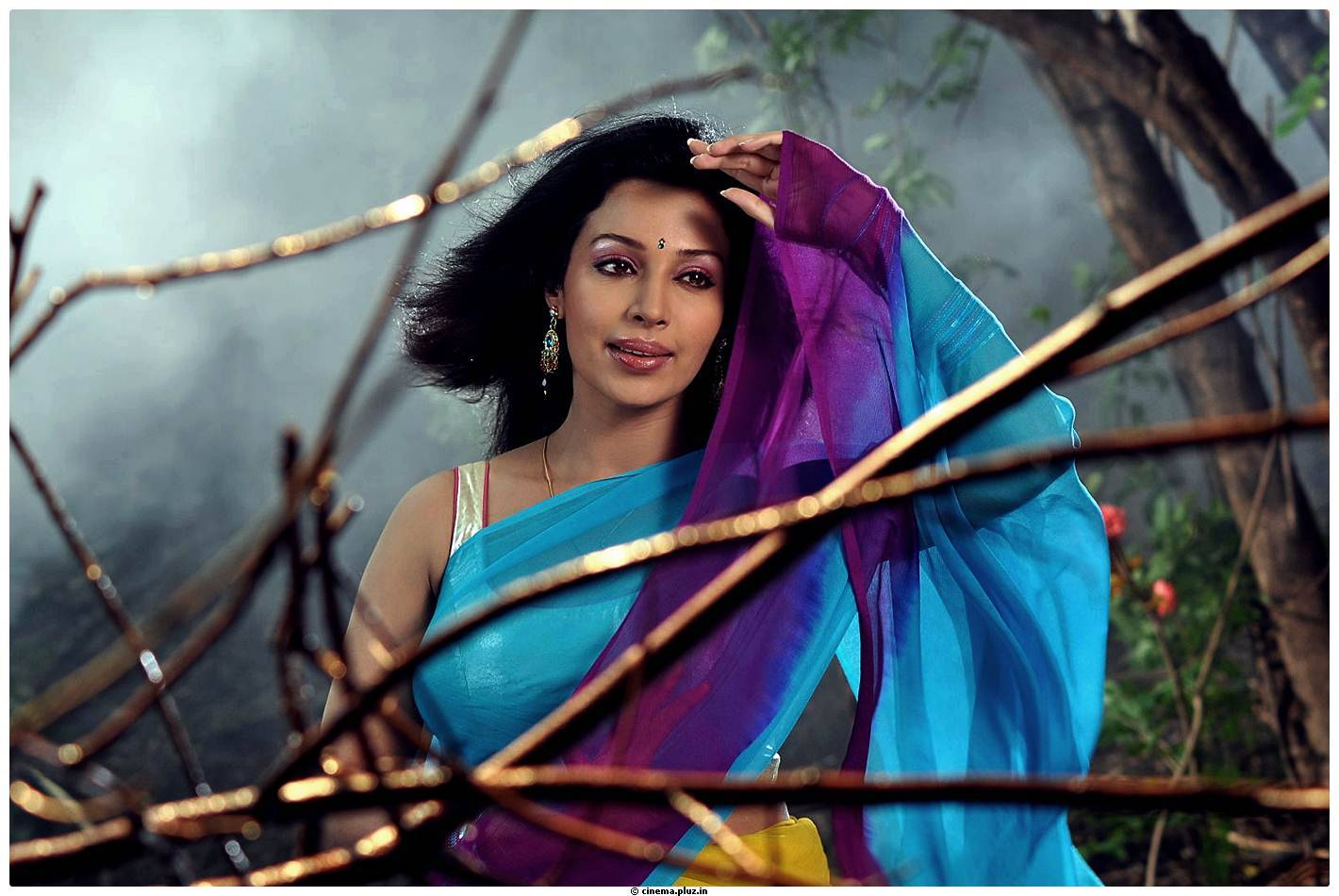 Flora Saini - Aakasam lo Sagam Movie Working Stills | Picture 501121