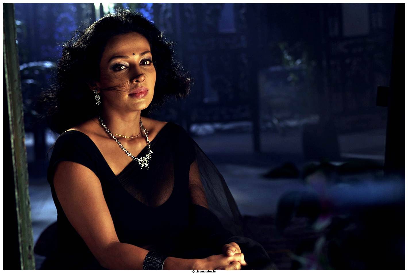 Flora Saini - Aakasam lo Sagam Movie Working Stills | Picture 501127