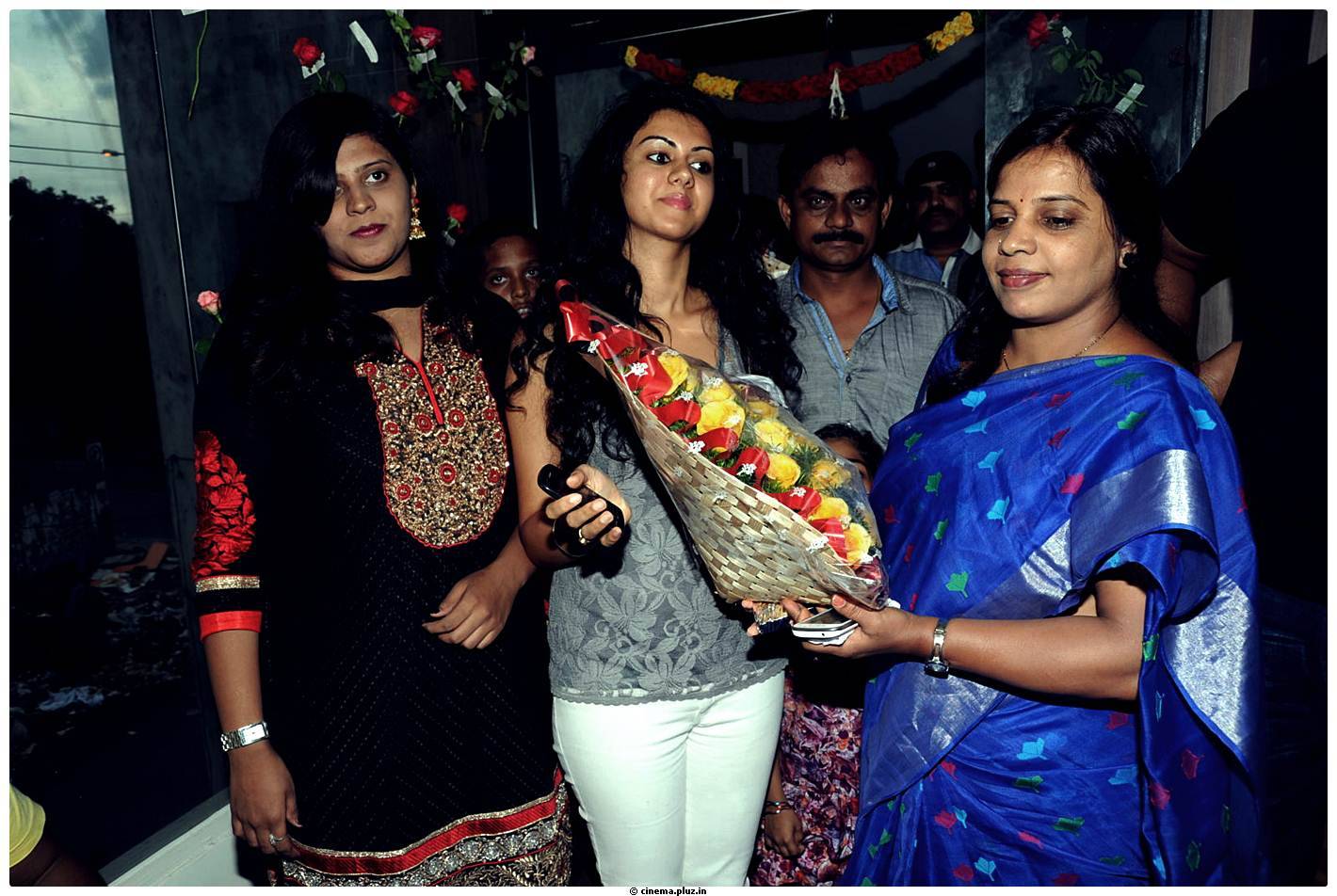 Kamna Jethmalani launches Shades Family Beauty Salon in Ameerpet Photos | Picture 500989