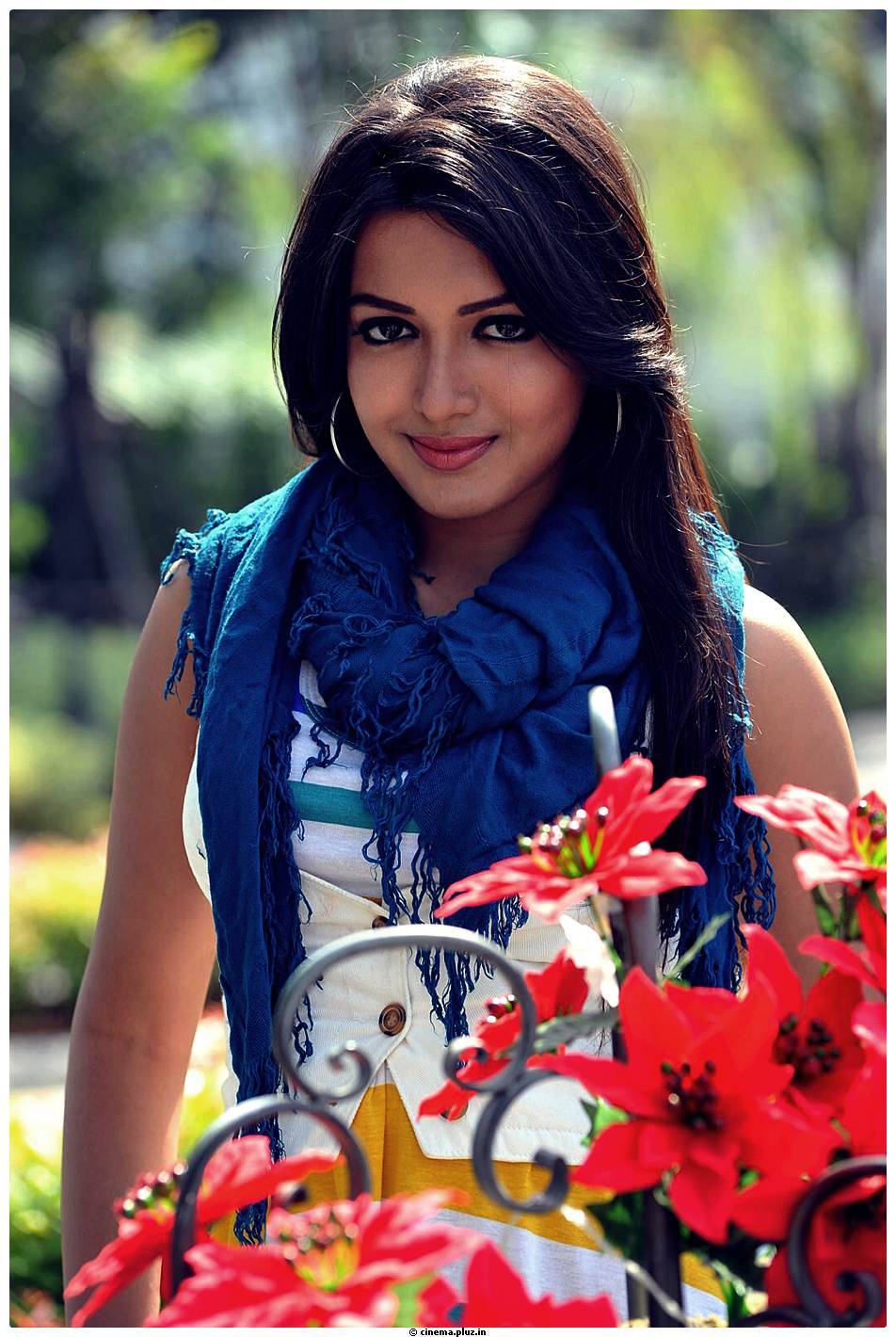 Catherine Tresa Cute Images From Iddarammayilatho Movie | Picture 502126