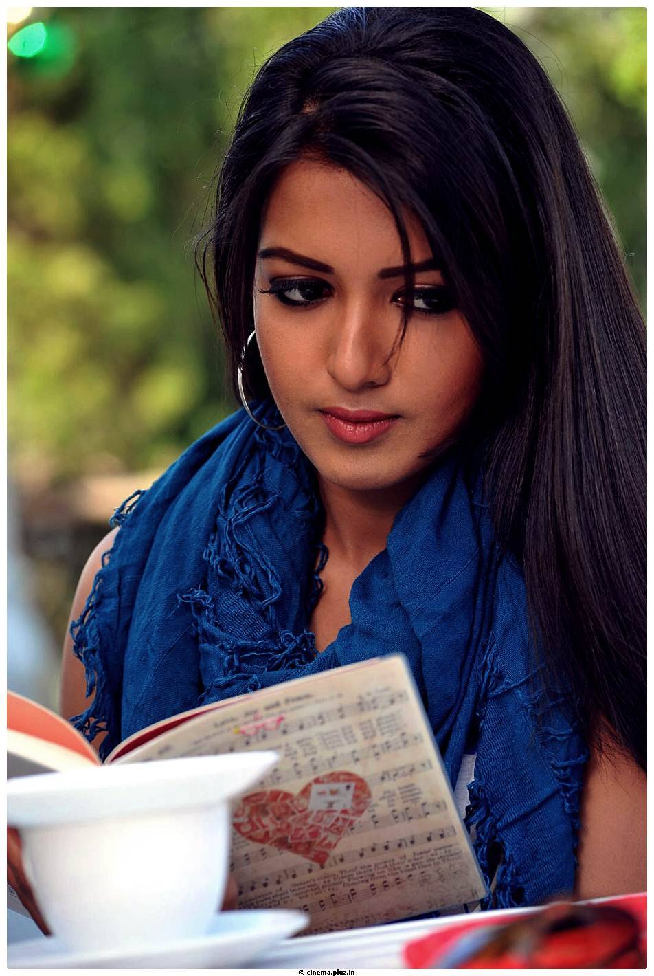 Catherine Tresa Cute Images From Iddarammayilatho Movie | Picture 502132