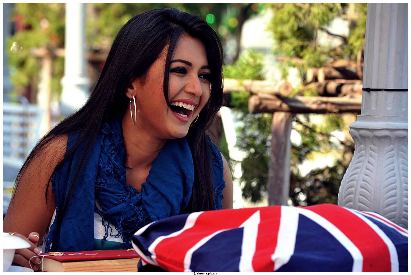 Catherine Tresa Cute Images From Iddarammayilatho Movie | Picture 502138