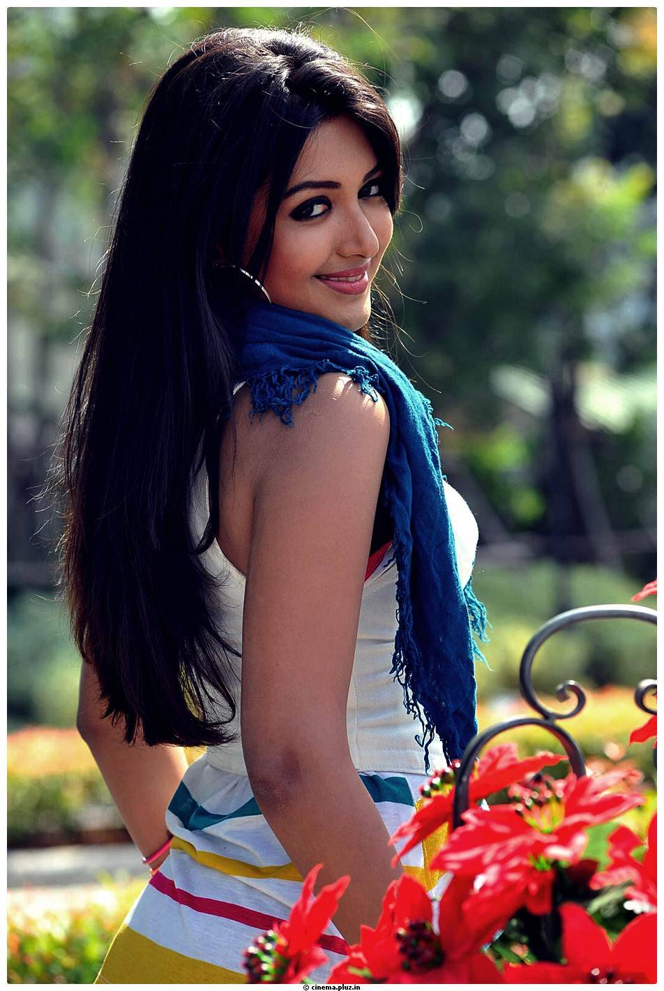 Catherine Tresa Cute Images From Iddarammayilatho Movie | Picture 502175