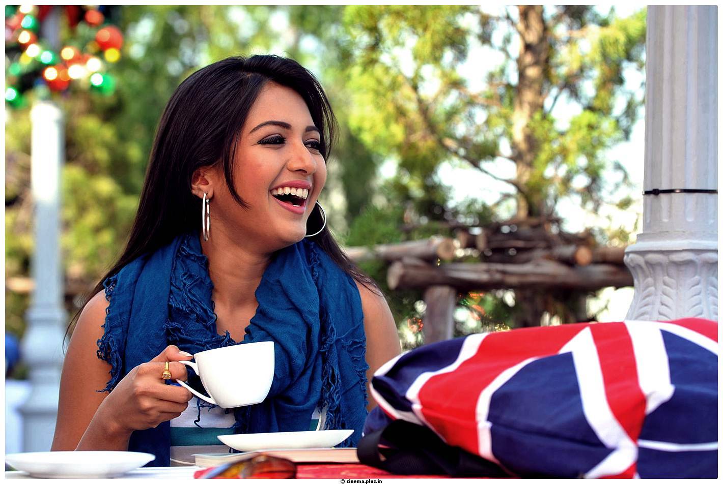 Catherine Tresa Cute Images From Iddarammayilatho Movie | Picture 502184