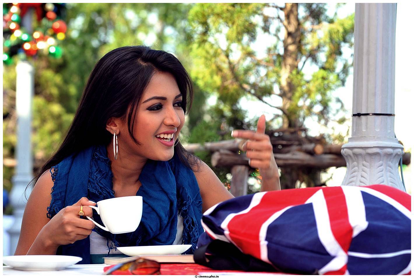 Catherine Tresa Cute Images From Iddarammayilatho Movie | Picture 502185