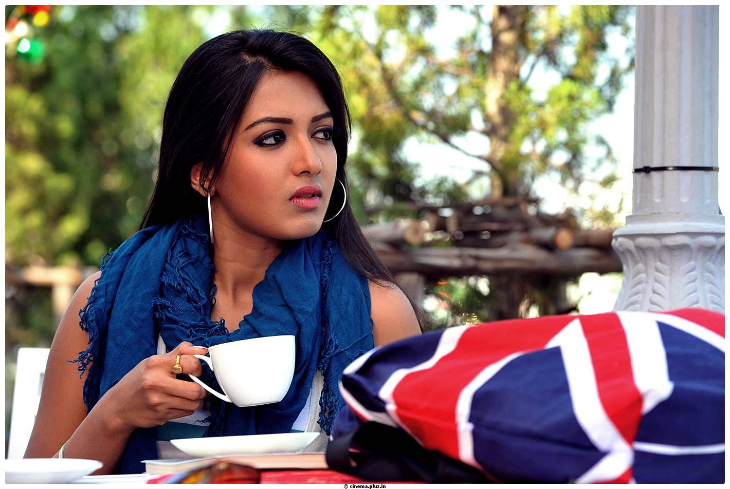 Catherine Tresa Cute Images From Iddarammayilatho Movie | Picture 502186