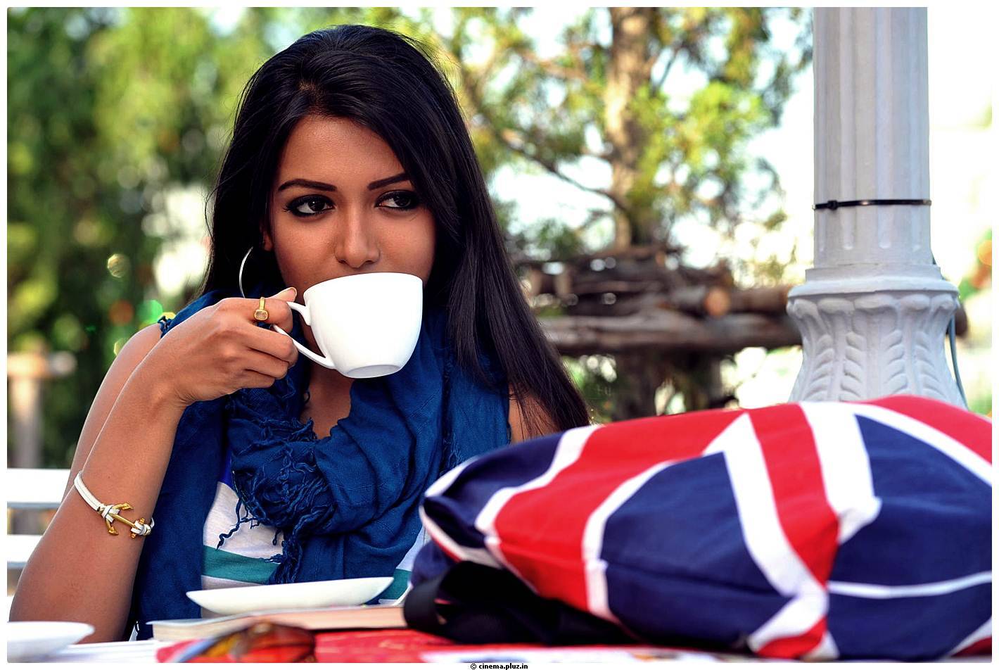 Catherine Tresa Cute Images From Iddarammayilatho Movie | Picture 502187