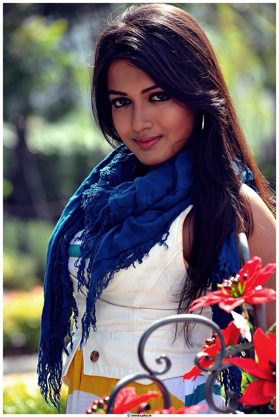 Catherine Tresa Cute Images From Iddarammayilatho Movie | Picture 502215