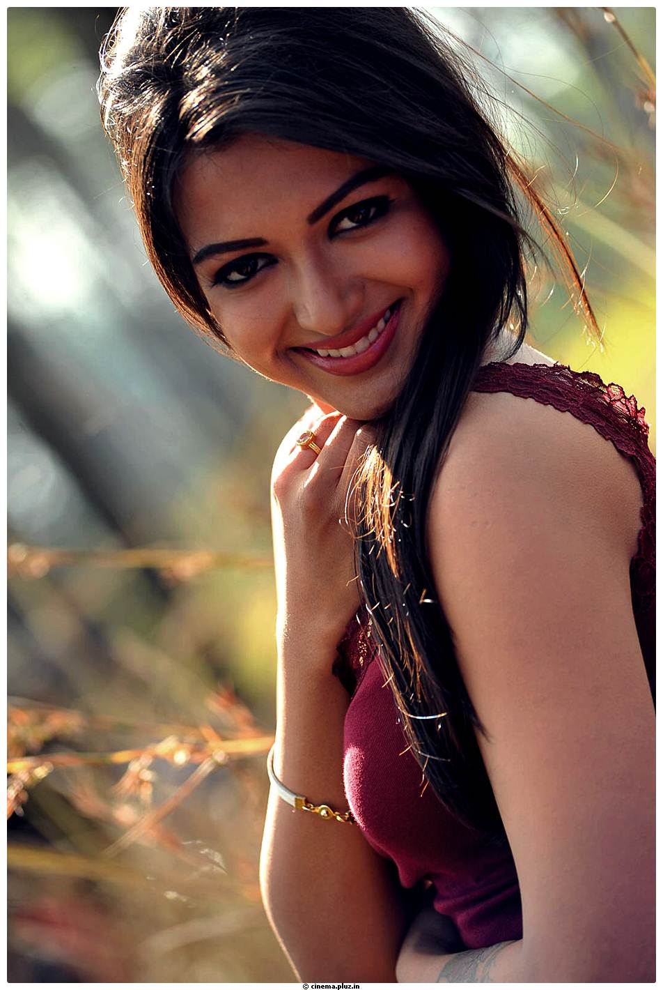 Catherine Tresa Latest Hot Pictures from Iddarammayilatho Movie | Picture 504180