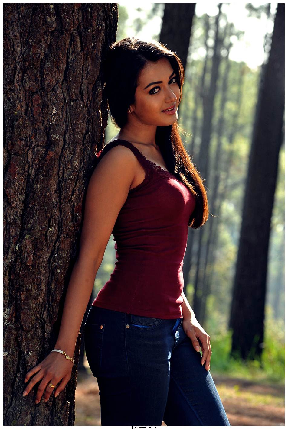 Catherine Tresa Latest Hot Pictures from Iddarammayilatho Movie | Picture 504181