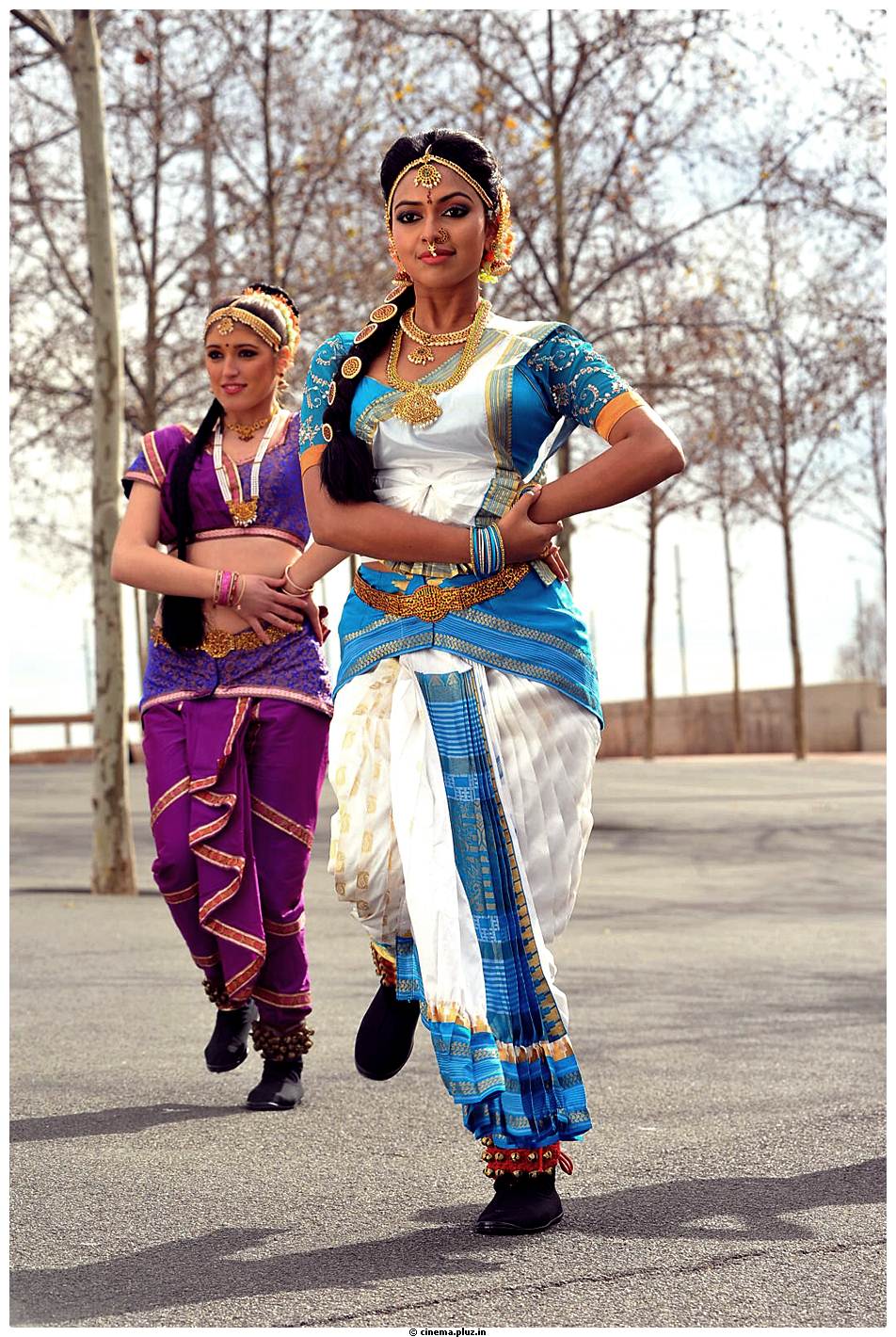 Amala Paul Latest Cute Images from Iddarammayilatho Movie | Picture 507449