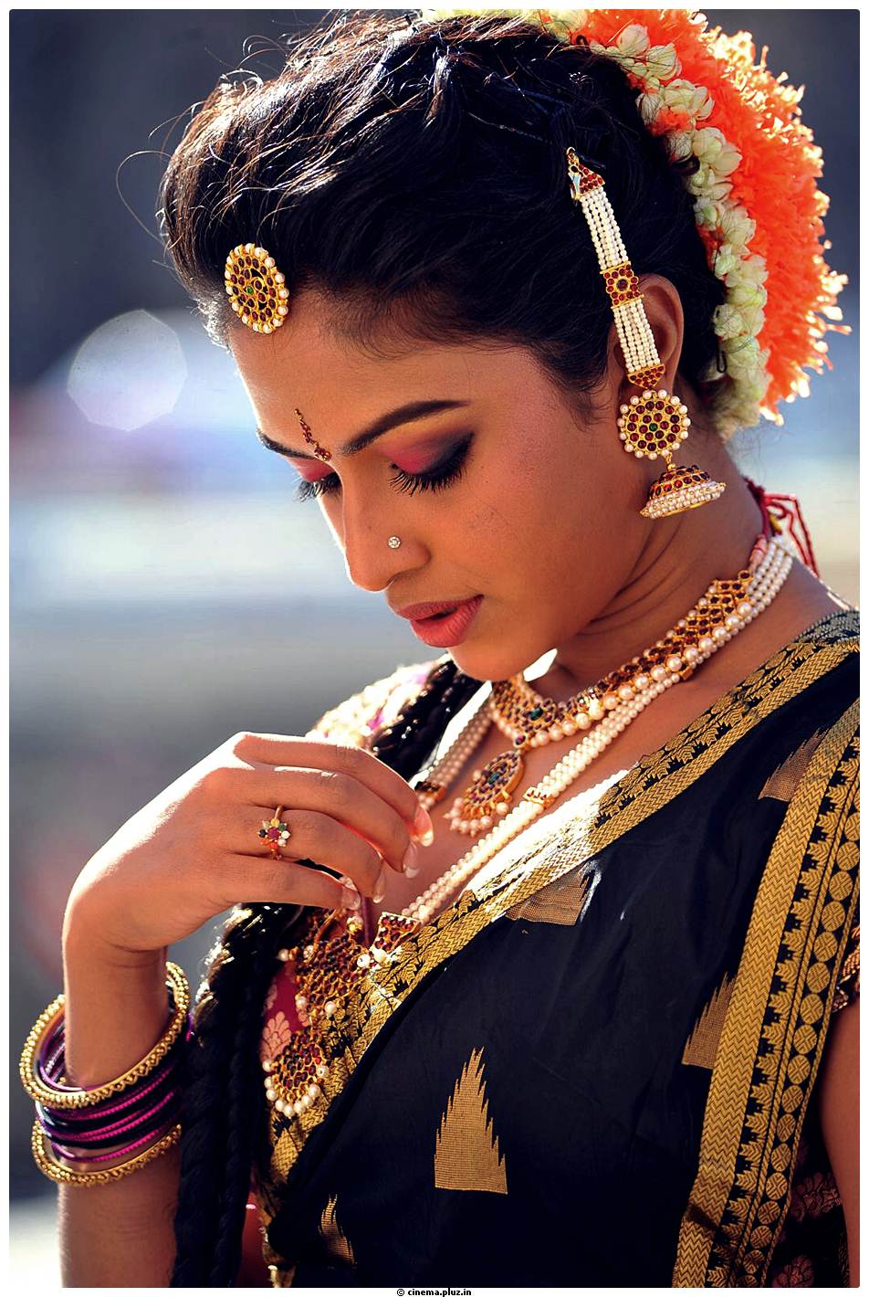Amala Paul Latest Cute Images from Iddarammayilatho Movie | Picture 507545