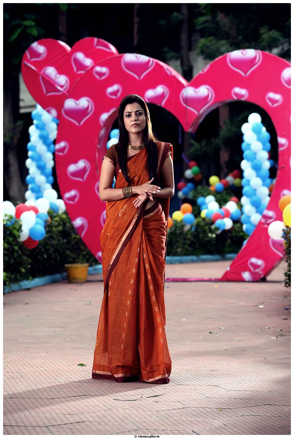 Nisha Agarwal Hot Saree Stills in Saradaga Ammayilatho Movie | Picture 513187