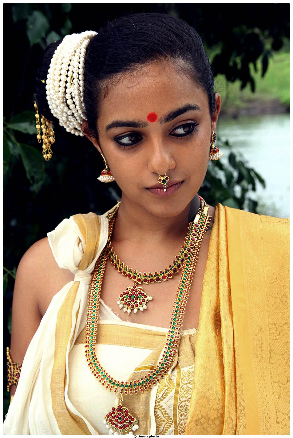 Nithya Menon - Nithya Menon in Urumi Movie Photos | Picture 519605