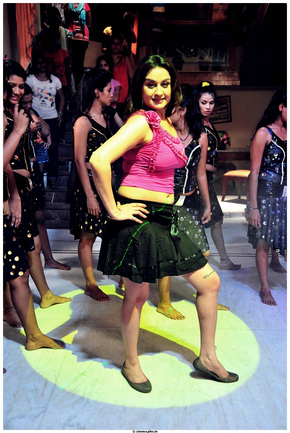 Sonia Agarwal - Amma Nanna Oorelithe Movie Item Song On Location Stills | Picture 520514