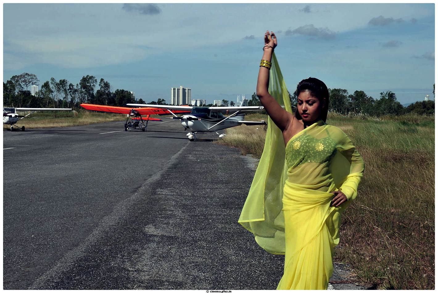 Komal Jha Latest Hot Saree Photos | Picture 522723