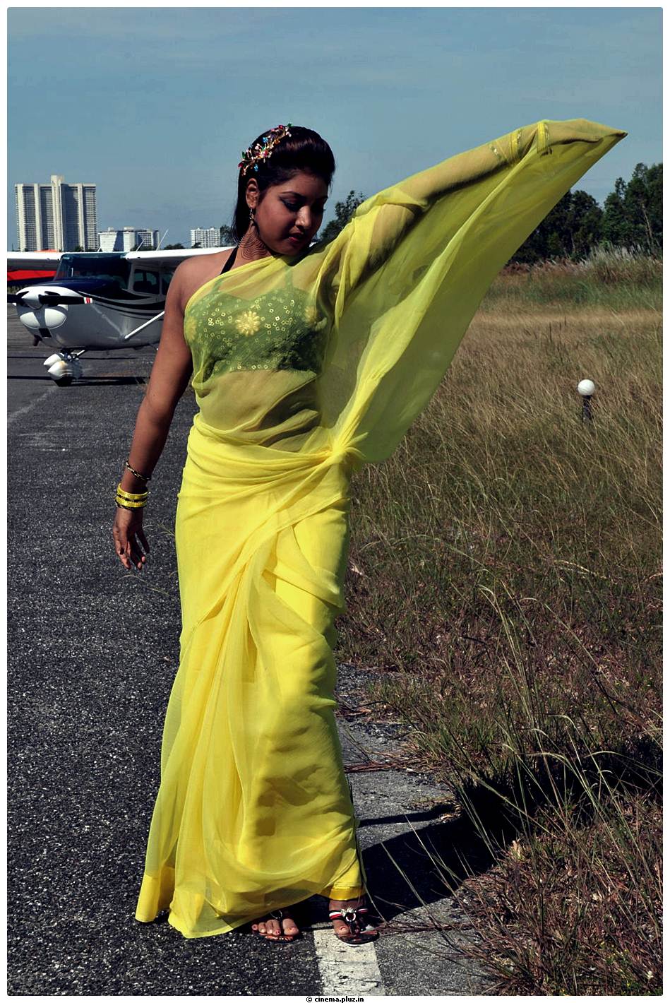 Komal Jha Latest Hot Saree Photos | Picture 522734