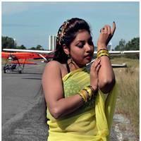 Komal Jha Latest Hot Saree Photos | Picture 522710
