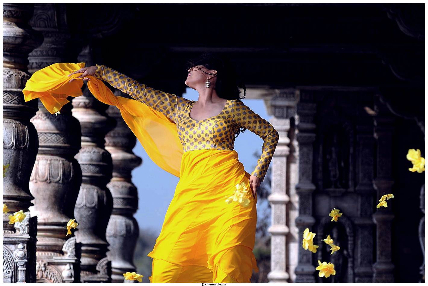 Nisha Agarwal Latest Stills in Saradaga Ammaitho Movie | Picture 493568