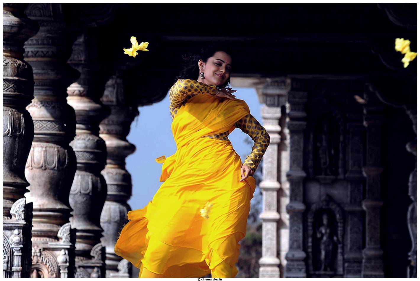 Nisha Agarwal Latest Stills in Saradaga Ammaitho Movie | Picture 493593