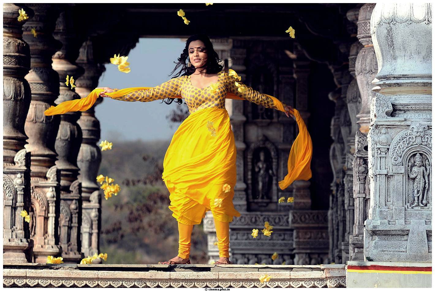 Nisha Agarwal Latest Stills in Saradaga Ammaitho Movie | Picture 493441