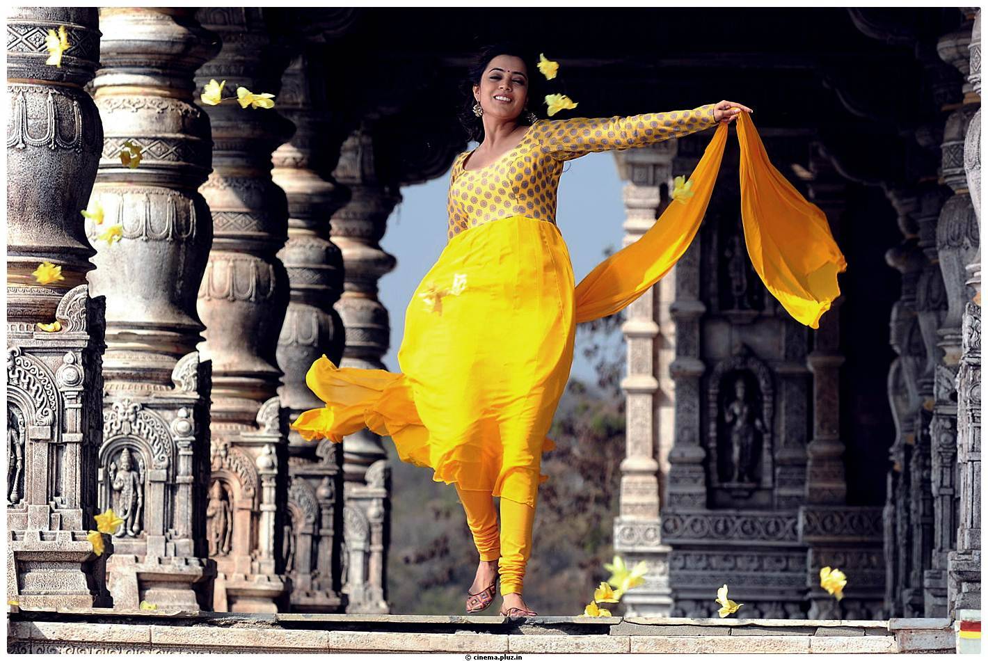 Nisha Agarwal Latest Stills in Saradaga Ammaitho Movie | Picture 493606