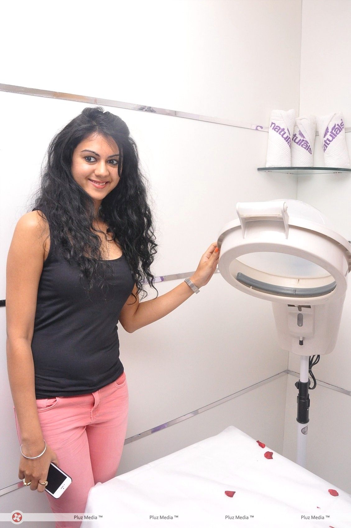 Kamna Jethmalani - Kamna Jethmalani Launches Naturals Family Salon & Spa Photos | Picture 414458