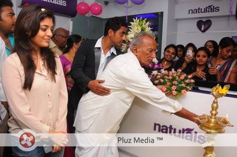 Nisha Agarwal Launch Naturals New Branch 225th in Vizag at MVP Colony Pictures | Picture 454497