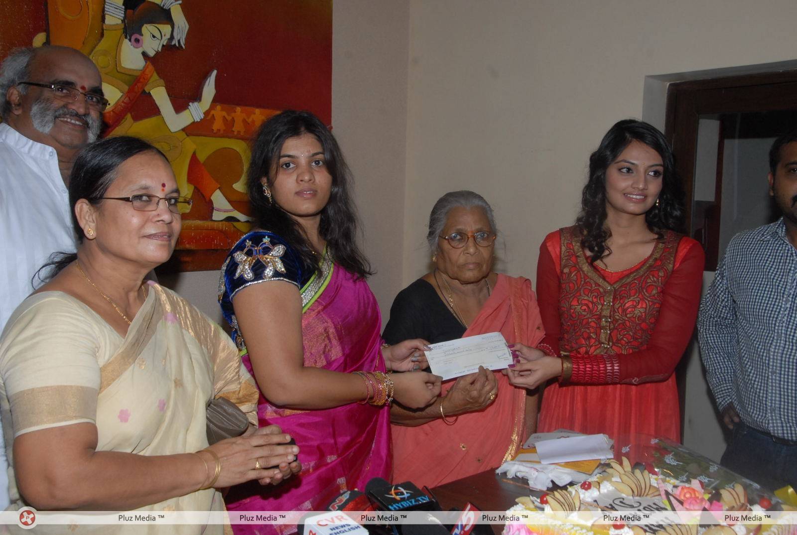 Nikitha Narayan Celebrates Mother's Day at Srihitha Designer Lounge Photos | Picture 456973