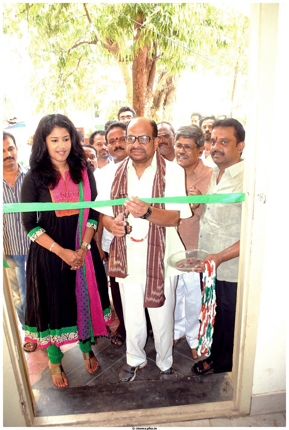 Actress Soumya & Mootha Gopalakrishna Inaugurated Pochampally IKAT Mela in Kakinada Pictures | Picture 464674