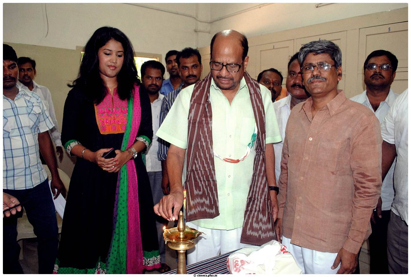 Actress Soumya & Mootha Gopalakrishna Inaugurated Pochampally IKAT Mela in Kakinada Pictures | Picture 464678