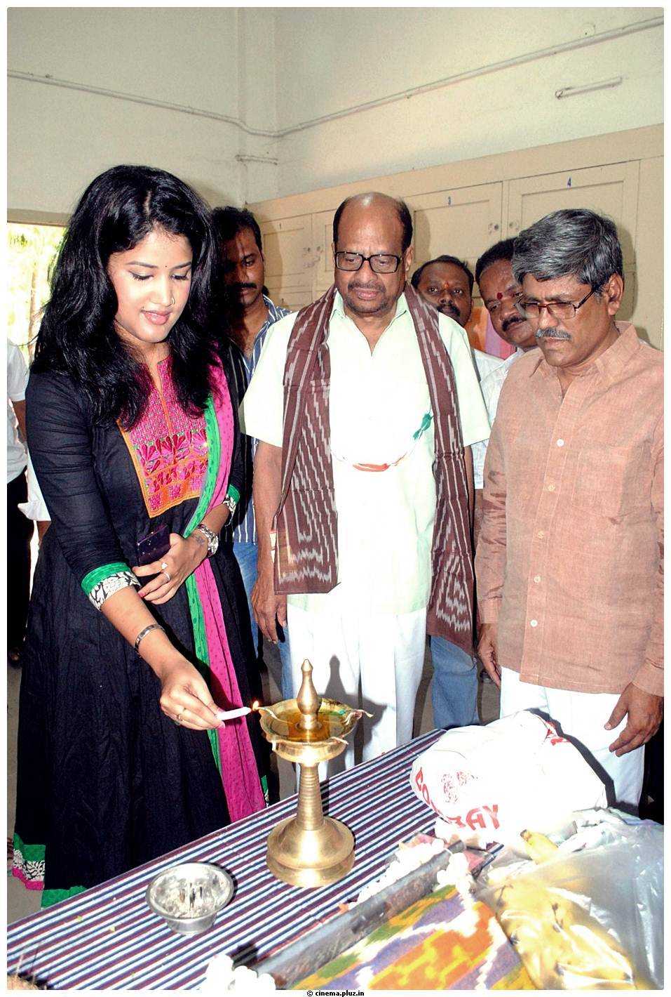 Actress Soumya & Mootha Gopalakrishna Inaugurated Pochampally IKAT Mela in Kakinada Pictures | Picture 464682
