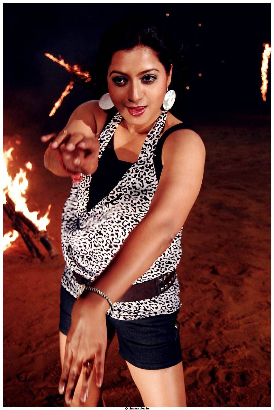 Keerthi Chawla - Bhaja Bhajantrilu Movie Hot Photos | Picture 465473