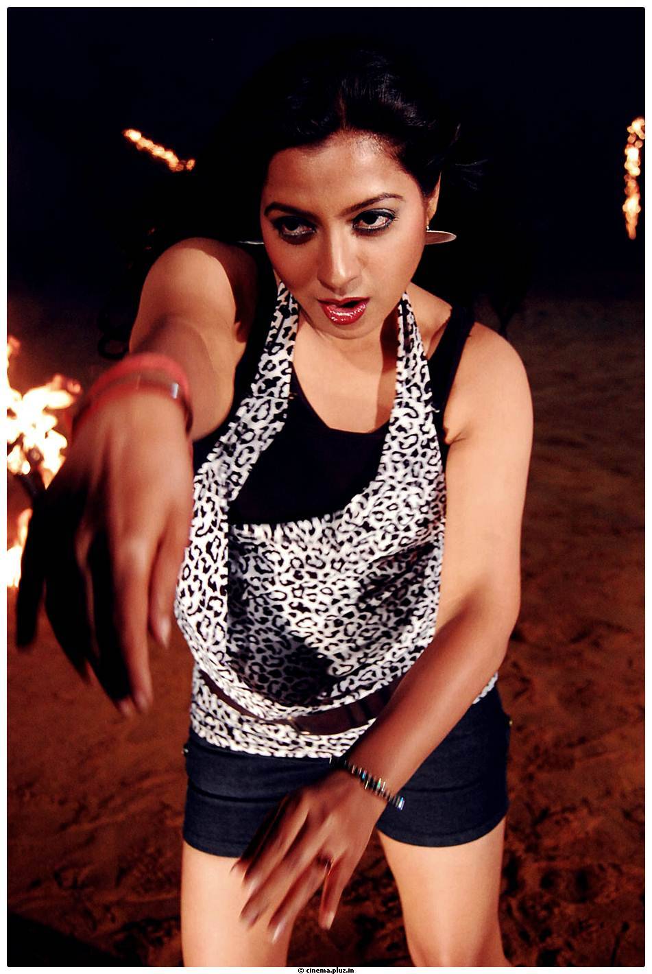 Keerthi Chawla - Bhaja Bhajantrilu Movie Hot Photos | Picture 465543