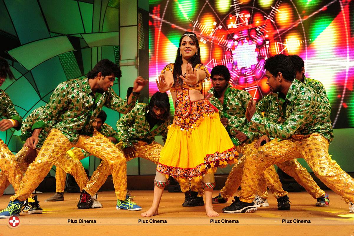 Reshma - Dance & Pefarmence At Santosham 11th Aniversary Awards Photos | Picture 559842