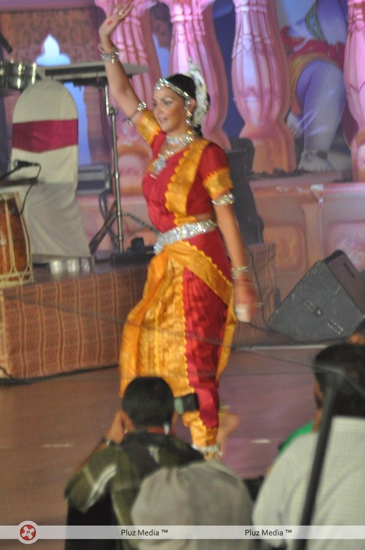 Esha Deol - Bollywood Celebs at Dahi Handi event - Photos | Picture 248548