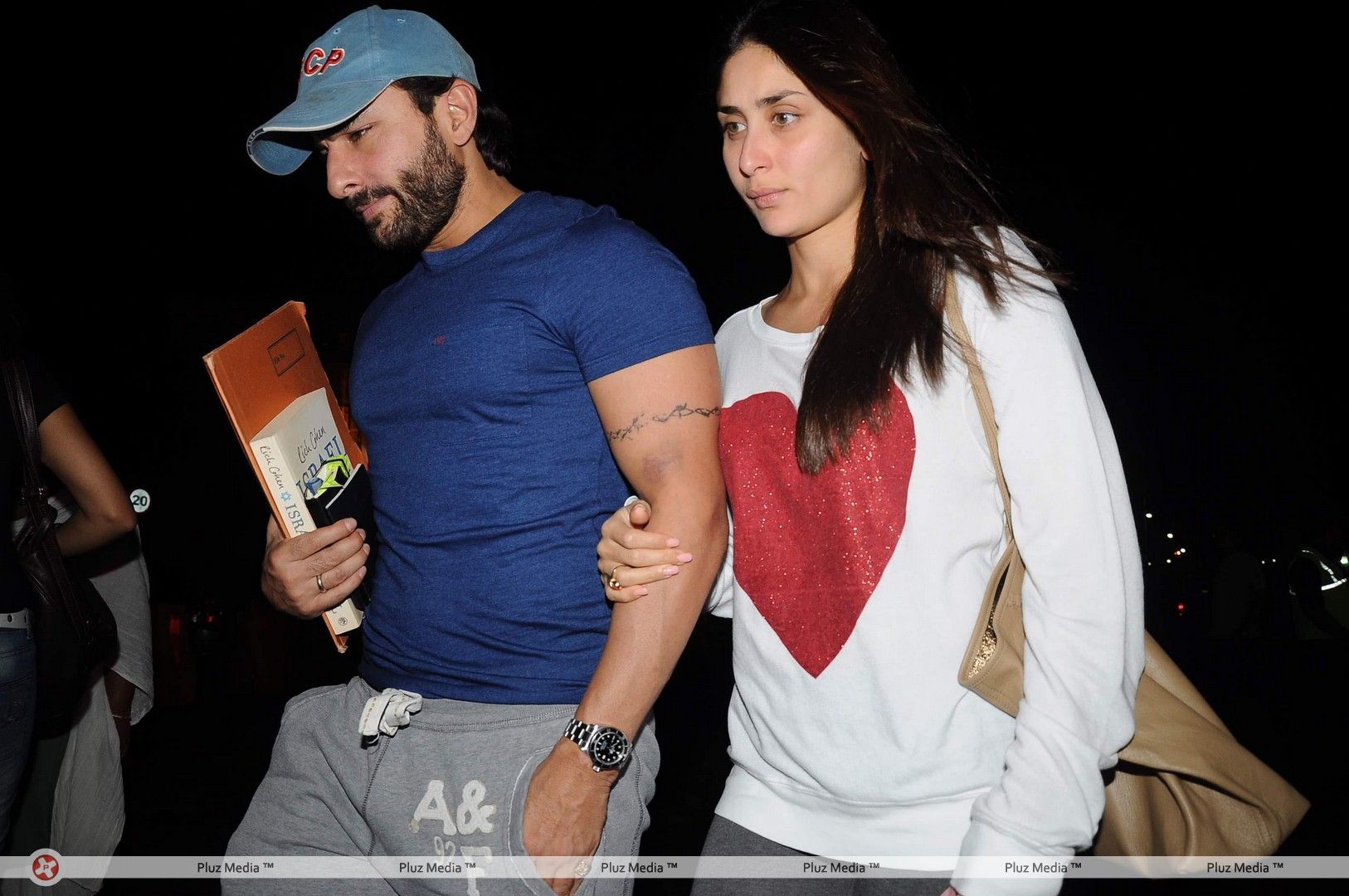 Saif Ali Khan and Kareena Kapoor snapped at the airport - Stills | Picture 249341