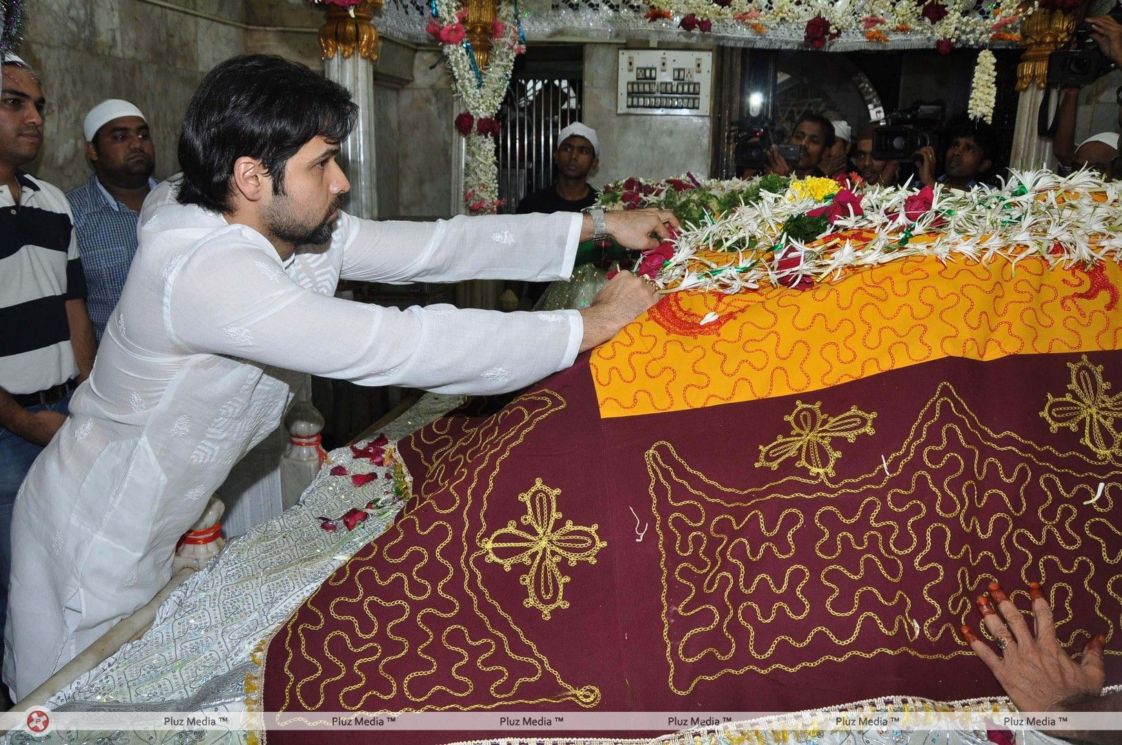 Emraan Hashmi - Emran Hashmi visits Mahim Durga on the occasion of Eid - Stills | Picture 256886