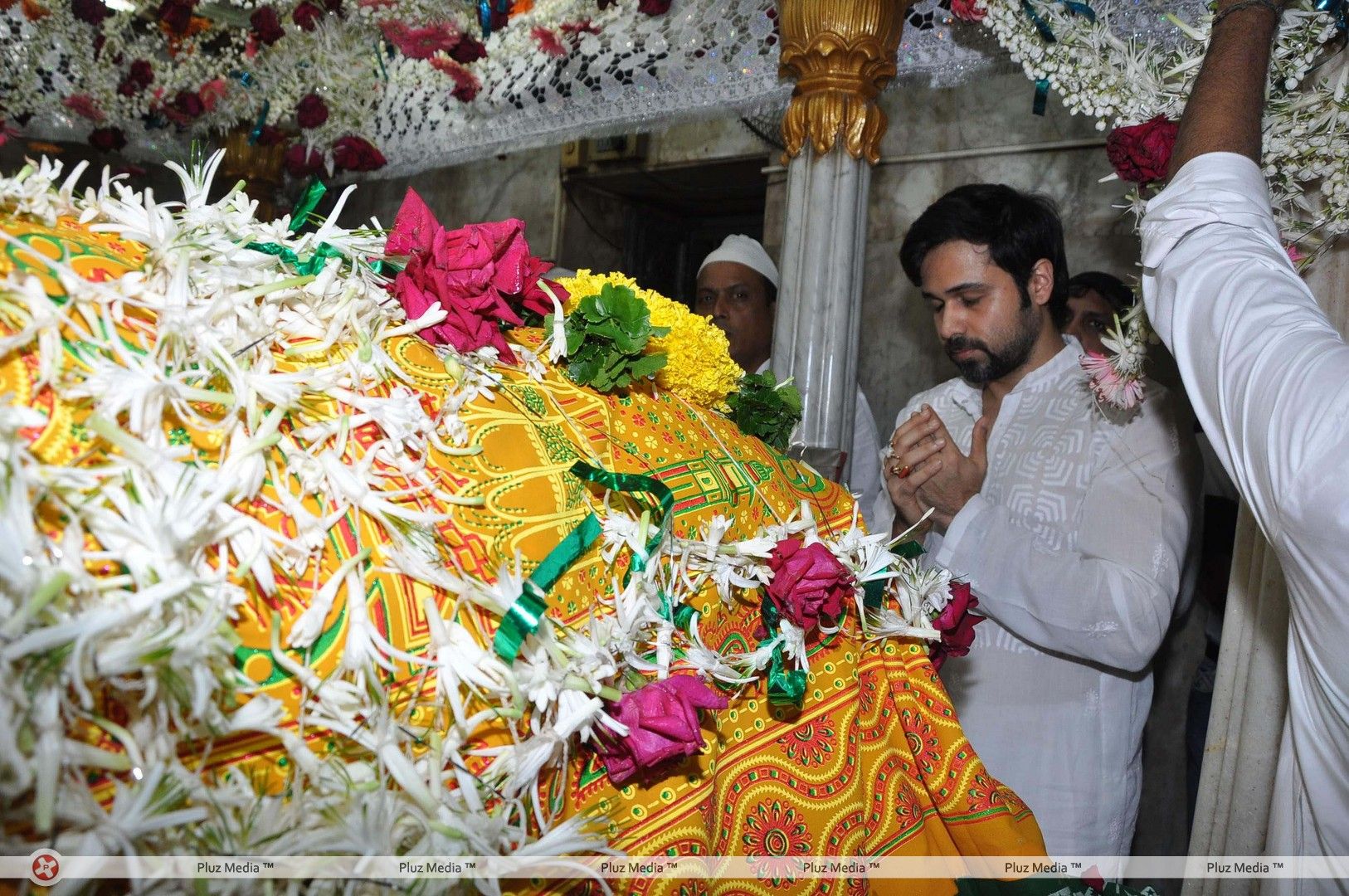 Emraan Hashmi - Emran Hashmi visits Mahim Durga on the occasion of Eid - Stills | Picture 256888